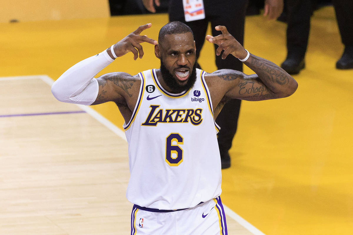 LeBron James en el último duelo de la temporada regular 2023 de la NBA